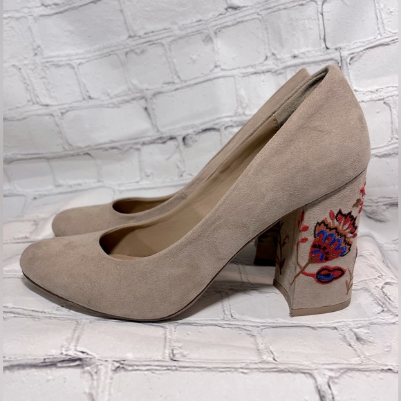 RESTRICTED Block Heel Tan Faux Suede w Embroidered Floral Heels-8 - Picture 1 of 7